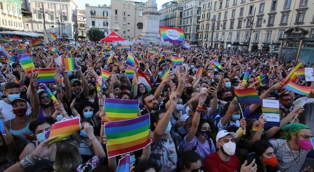 OMOFOBIA: RAGAZZI PICCHIATI DOPO IL NAPOLI PRIDE DENUNCIANO A GAY HELP LINE