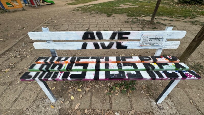 ROMA: IMBRATTATA PANCHINA ARCOBALENO AL PARCO DELLE VALLI