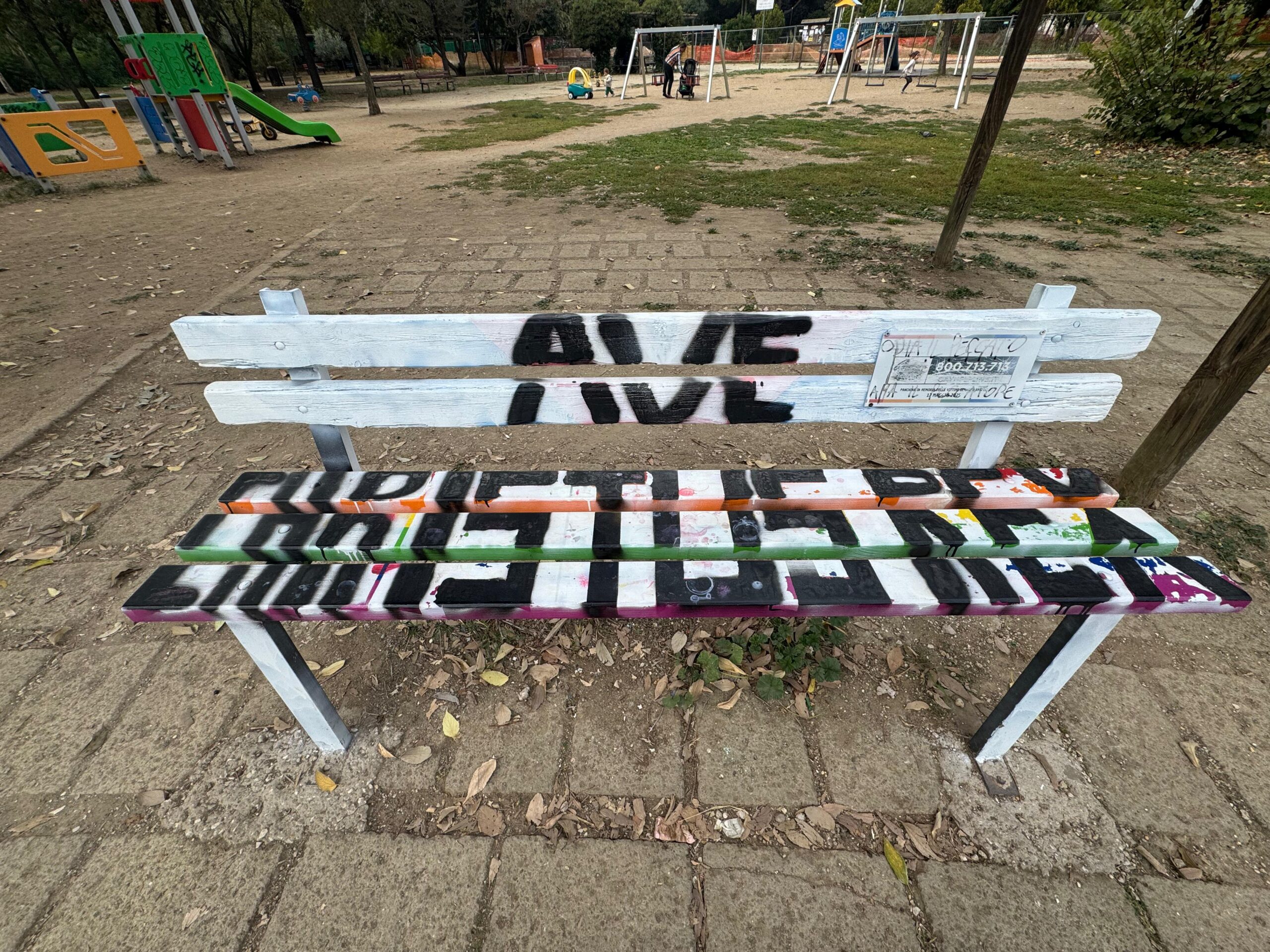ROMA: IMBRATTATA PANCHINA ARCOBALENO AL PARCO DELLE VALLI